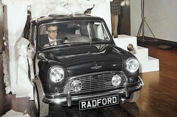 Част от привлекателността на оригинала на Mini през 60-те години на миналия век, в допълнение към неговата практичност, се дължи на факта, че много знаменитости притежаваха такъв.
Пример от 1963-а е каран от комика и актьор Питър Селърс. Естествено, персонализиран на голяма цена. Подобно Mini с ляв волан на същата възраст е построено от "Радфорд" за филма "Розовата пантера" от 1964, в който звездата  участва. По-късно Селърс купува Radford Mini (на снимката) за съпругата си, актрисата Брит Екланд.